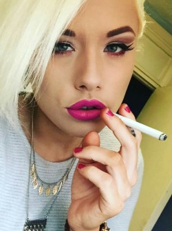 sexysmokingbabes18:  Sexy Smoking Babe 