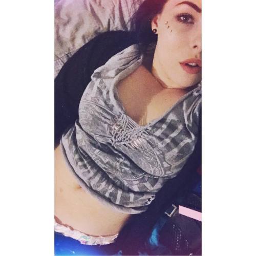 Slowly feeling better about myself and life again👌🏻💕  #blueeyes #babes #cutup #edhardystyle #dermals #happylife #macmakeup #onpoint #tattoos #tattoo #belly #bed