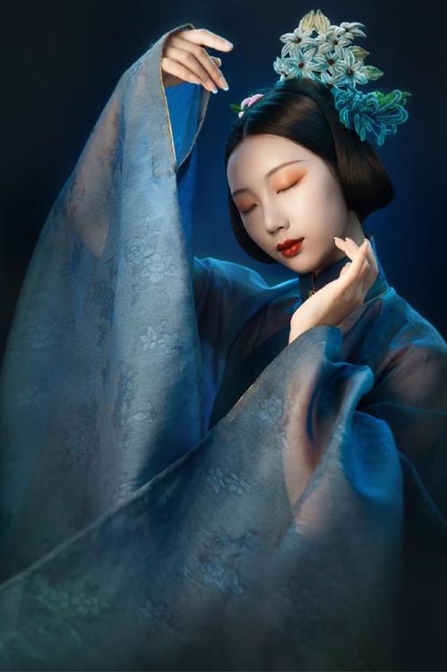 ziseviolet:Traditional Chinese hanfu and hair ornaments called “ronghua” (velvet fl