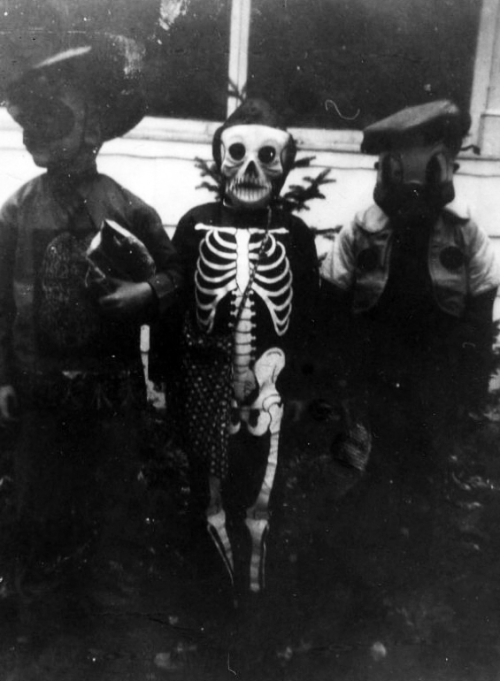 XXX gravesandghouls:  Creepy Halloween costumes photo