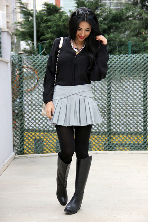 Fashion blogger Duygu Senyurek in İnci Deri boots.Source:  duygusenyurek.com - Grey Day