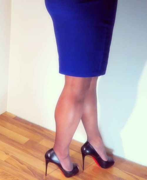 @lulus dress, @leggsbrand &ldquo;Silken Mist&rdquo; pantyhose, and @louboutinworld &ldquo;New Very P