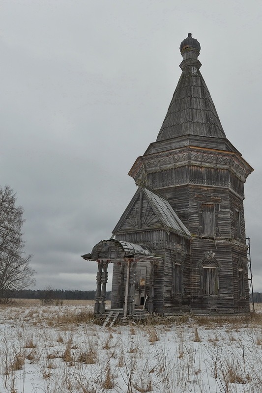 statues-and-monuments:   statues-and-monumentsAbandoned Church, Kargopol, Russia Photographer: