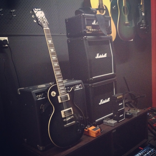 5c4r3834r:Full body shot of the Epiphone Les Paul. Trans-black sexiness. #guitar