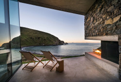 contemporist:  This super secluded seaside home was built where the world won’t find you 