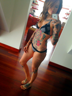 sexy-teen-feet:  Full of tattoos. 