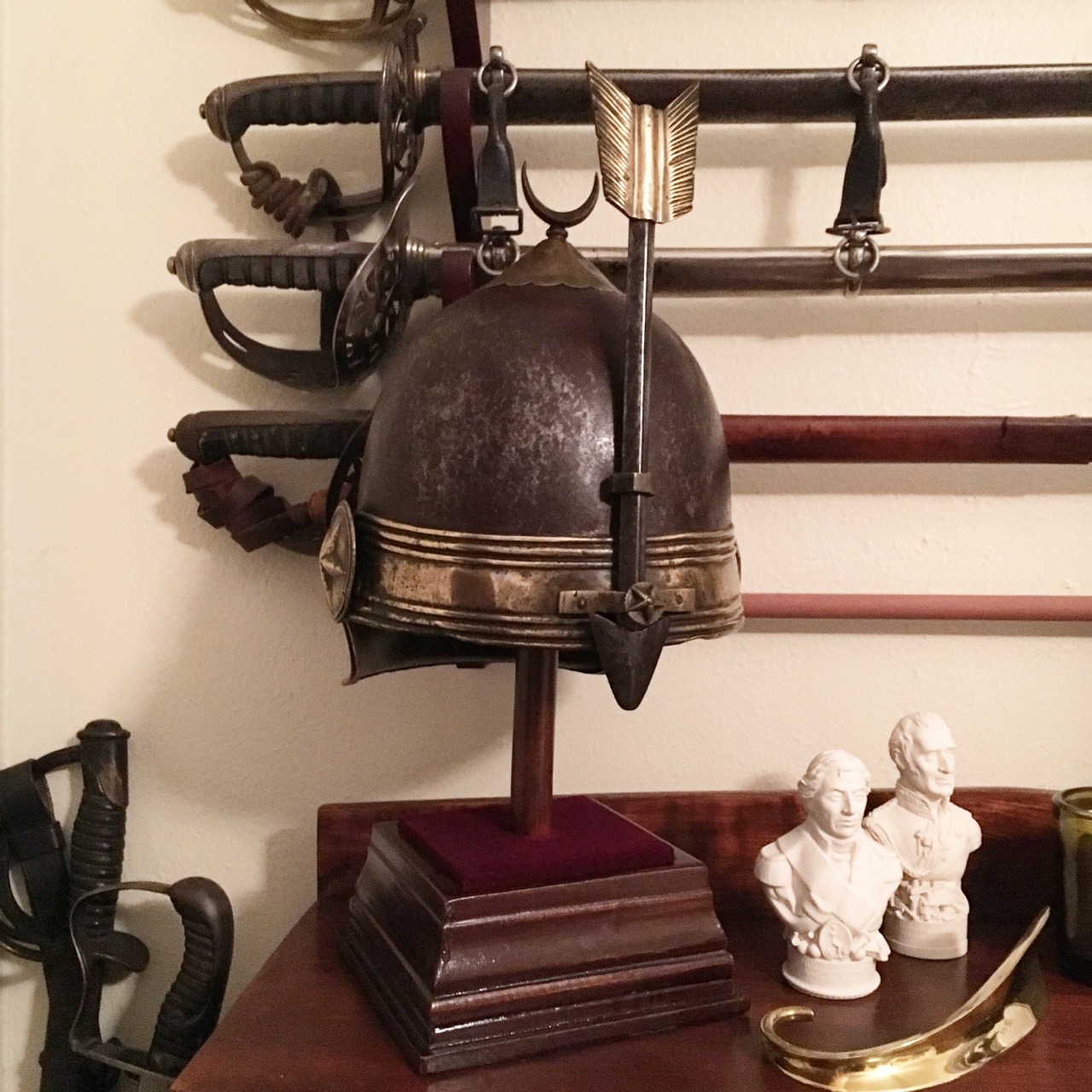 victoriansword:  I finally got a helmet stand!