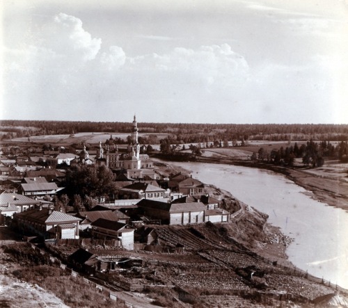 Verkhoturye (Russia, 1910), showing the Church of Our Protectress andthe convent.