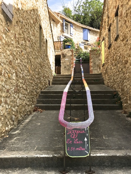 Escalier avec couverture de main courante tricotée et un signe pour une pizzeria, Gigondas, Vaucluse