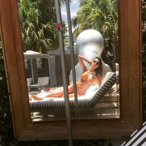 Thaila Ayala sensualizes in photo on pool edge Thaila Ayala used his Instagram account on Wednesday,