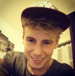 kikboy11:  One of the most sexy boys were i have chat with on kik, (live pic’s ) 