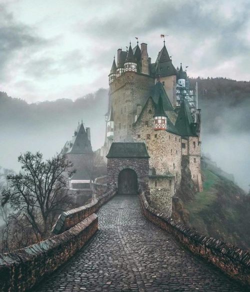 mediumaevum:  One of only three castles in the region left intact over the centuries, Burg Eltz (Elt
