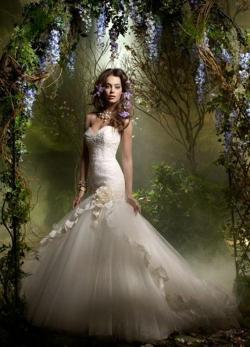 dreamyweddingfantasies:  58 Beautiful Disney Inspired Wedding Dressesphoto source: media-cache-ak0.pinimg.com