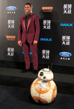 thebatofboston:  louislumbarcurve:  carryonmy-assbutt: katodown:  babblingbug:  zombb-8:  gingahhh:  when are male celebs gonna stop wearing boring ass plain black and white tuxedos and suits to award shows like step it up they all look the same I don’t