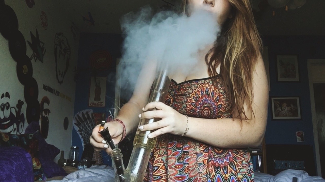 She’s so gorgeous!  I’d love to smoke with her..  &lt;3