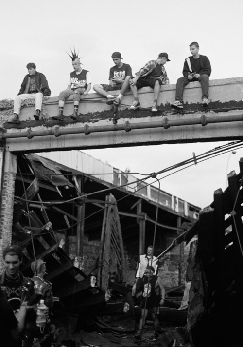 荒廃の90年代「パンク・コミュニティ」廃墟の屋根裏から記録した、刹那で美しい写真たち:DDN JAPAN bit.ly/1NASCnO