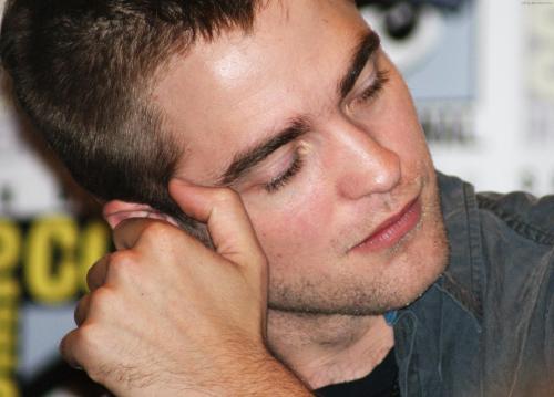 socalmom2four:  #365DoR ~ Day 200 ~ 7.19.13 ~ Favorite pic of Rob from Comic Con 2011…picked my top 10! Even with his Cosmopolis hair cut he still managed to look amazing…as always. <3 