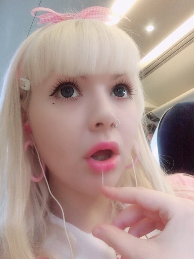 brat-grrl2:  making sure everybody on public transport knows im a stupid doll