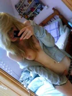 collegegirlsselfie:  Beautiful Blonde Click Here to see more hot college girls selfies