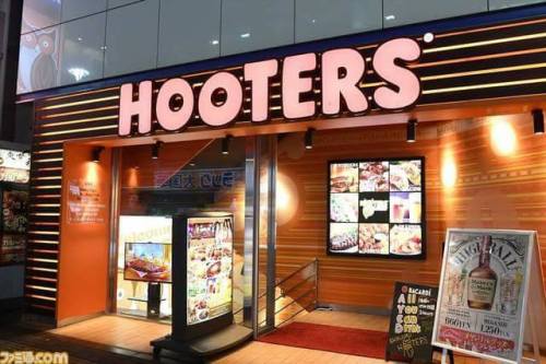 msfluffyninja7: Sonic Forces in a Hooters in Japan ok but why thou? lol