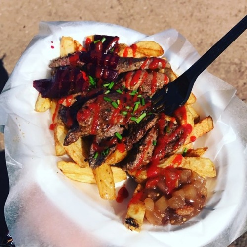 Now that’s a steak and chips #steak #venison #streetfood #sriracha #yum #food #istafood