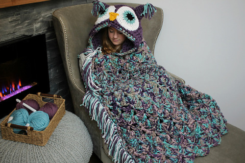 copperbadge:nehirose:maskedyoukai:adulthoodisokay:mymodernmet:DIY Hooded Owl Blanket Turns a Couch P