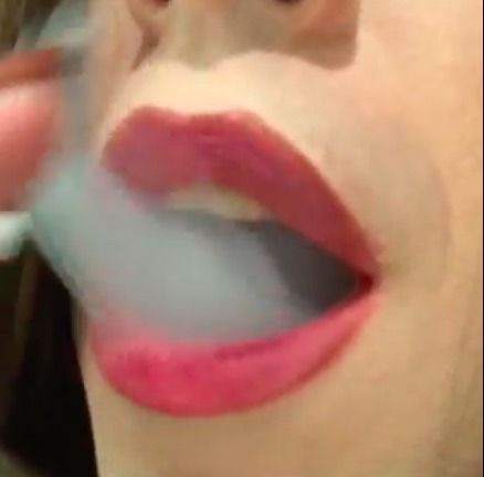 rchlhou: mariacaotica: Sexy lips, sexy nails…. Sexy lips smoker