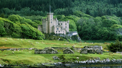 Allthingseurope:  Dunvegan Castle,Scotland (By Edk7) 