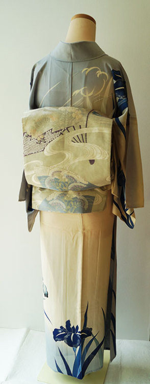 Impressive vintage summer houmongi with a bold rabbitear iris pattern (seen on). I am not very fond 