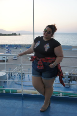 lulinix:  The sunset, the sea and, me. (◡‿◡✿)(Shirt:VIntage•Shorts:AsosCurve•Top:H&M)