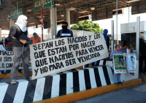 padres de los 43 normalistas bloqueando casetas en chilpancingo (guerrero, 2017)