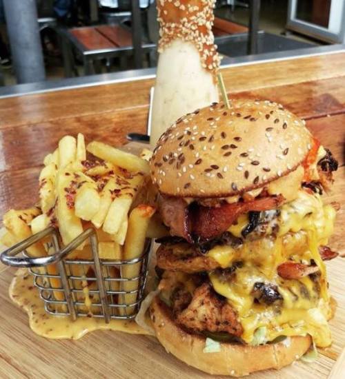 yummyfoooooood:  Huge Chicken & Bacon Cheeseburger 