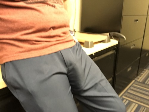 texasgiantandbulge:  Casually chatting with the gorgeous fedex guy who is trying REALLY hard not to stare but really really wants to 🤤