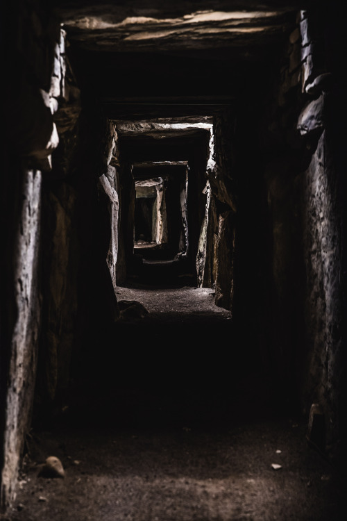 peoplecallmejim: 5200 year old art and architecture at Knowth, Brú na Bóinne.