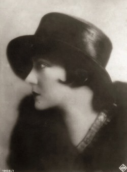 ein-bleistift-und-radiergummi:Gloria Swanson, 1920s.