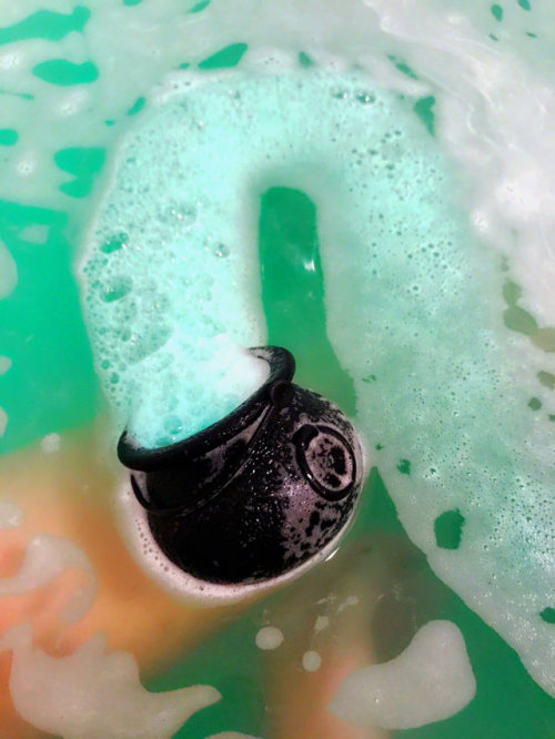 d20-darling: sosuperawesome: Cauldron Bath Bombs by Kaeli Creel on Etsy @rose-tinted-wings I actuall