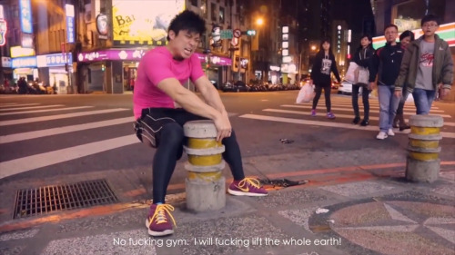 halfguardaroundtheworld:  joeperdepoepie:  “No gym? I’ll lift the world!”  This dude 