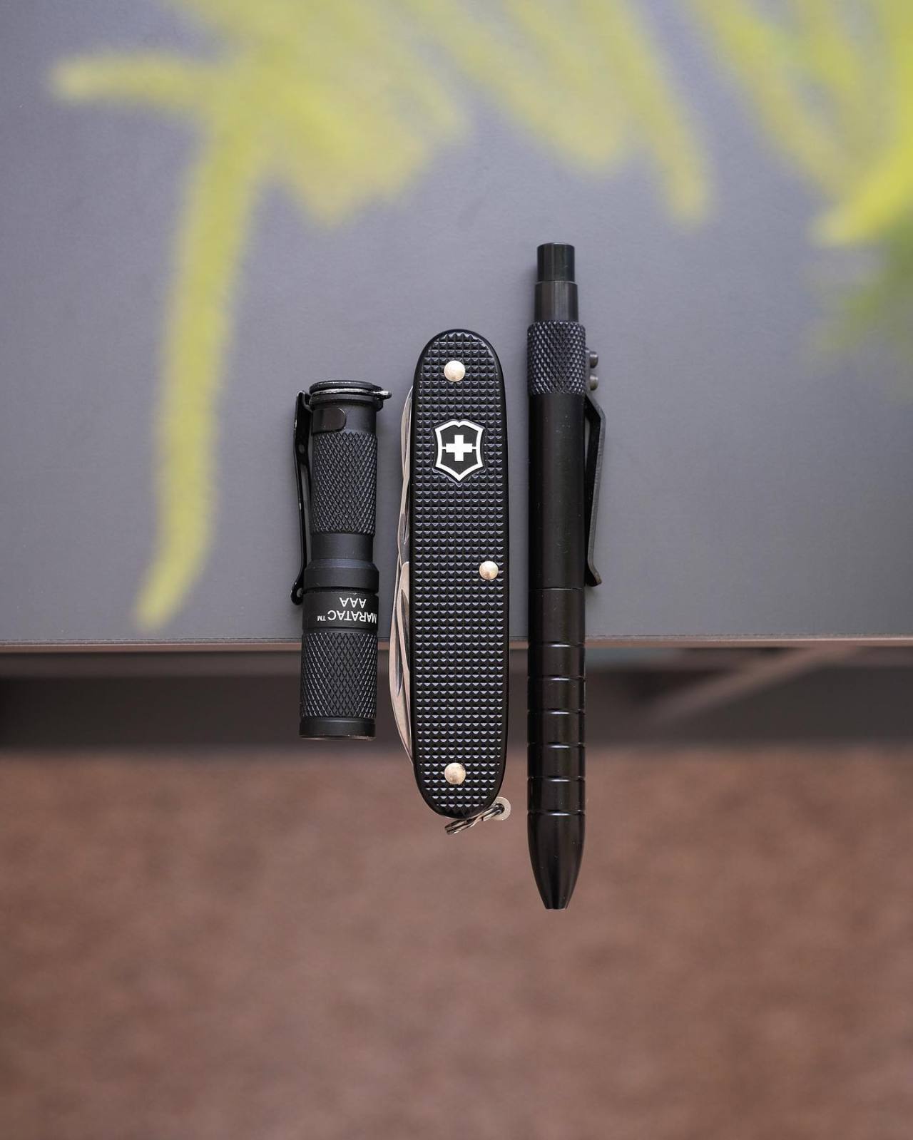 A weird shot, but I kind of like it.
.
.
#sakallday #victorinoxcadet #titaniumpen #stealthedc #notahanddump #edcgear #maratacaaa #everydaycarrygear #customsak #customgear #titaniumtool #allblackeverything #karaspenco #edccommunity #sakcommunity...