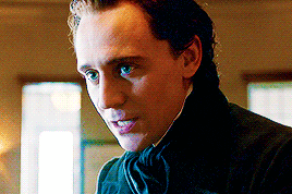 hiddlescheekbatch:  Thomas Sharpe + blue eyes
