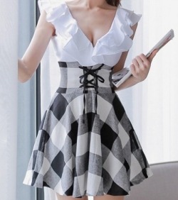 momo-tea:    Checkered lace-up dress 