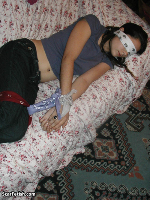 graybandanna:  Girl tied up and blindfolded with bandannas works herself free