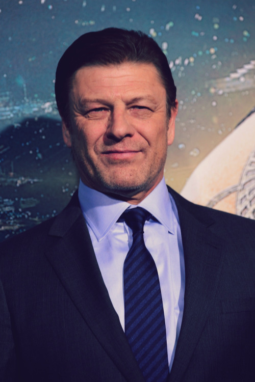 l-o-t-r: Sean Bean @ the Hollywood premiere of his new film ‘Jupiter Ascending’ (2/2/201