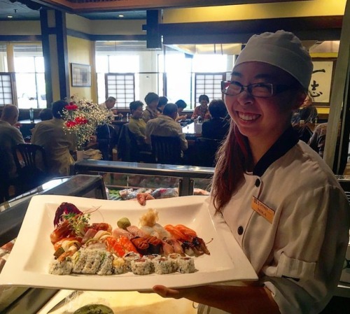 Chef Mika shows off her sushi presentation. #tofoodies #toronto #sushi #sashimi #japanesefood #chef 