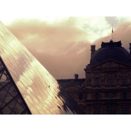 The Louvre on an early morning in summer 2007. #louvre #paris #france #latergram #afterglow #arthist