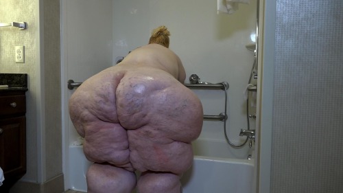 corpulentcoppelia:allaroundman:Soon to resort to a hosing down in the garden whilst