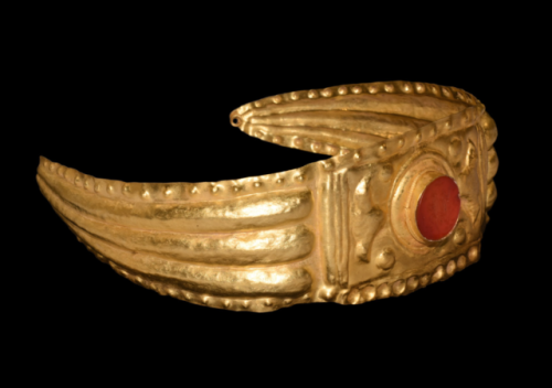 Parthian gold diadem with a carnelian intaglio inlay, dated to the 1st century BCE to the 1st centur