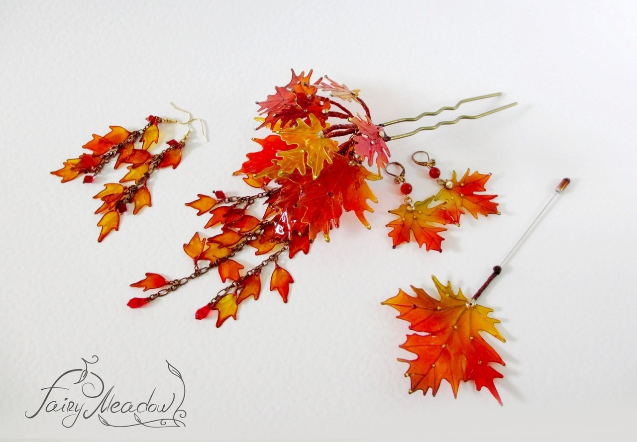 anthropologyarda: sosuperawesome:  Resin Leaf Hair Pins Fairy Meadow Flowers on Etsy