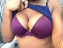 paperfag:  more outside boobies 😌