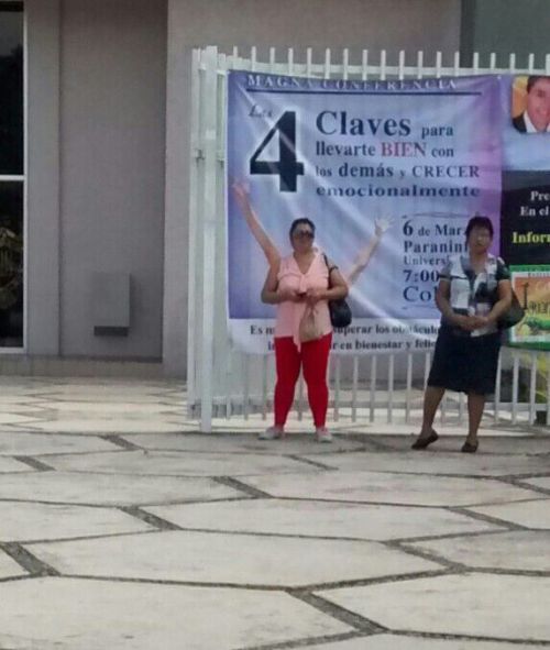 Hoy iba caminando tranquilamente con mis amigos cuando..
