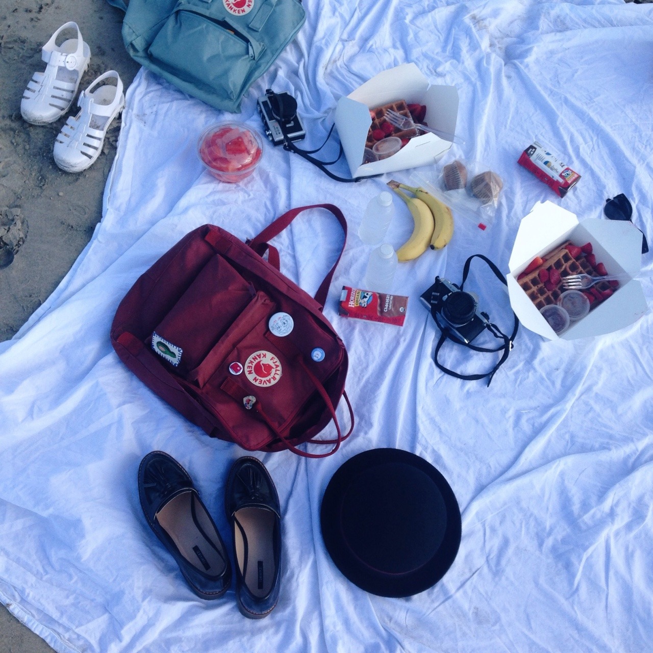girlfig:  Beach + picnic= beachnic 